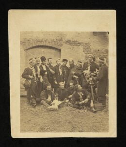 Grupa Żuawów Śmierci w charakterystycznych strojach z białym krzyżem na piersi, fot. Walery Rzewuski, 1863, Biblioteka Narodowa