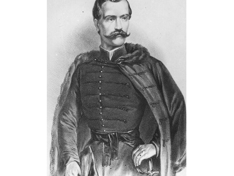 Na grafice stojący, wyprostowany mężczyzna z wąsami, patrzy dumnie przed siebie, trzyma jedną dłoń na rękojeści szabli. Ubrany w pelerynę obszytą futrem i strój szlachecki.